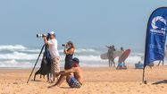 Dans les Landes, un lien inédit entre surfeurs et photographes